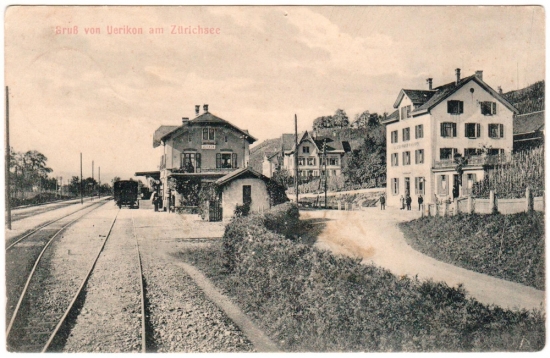 Postkarte in schwarz weiss vom Bahnhof Uerikon